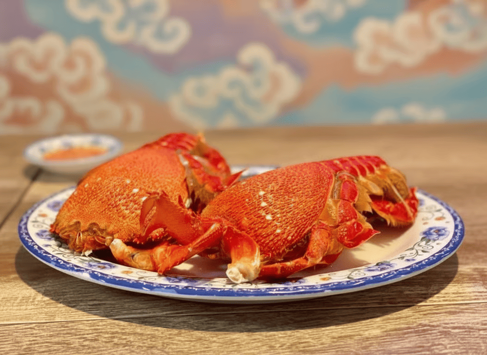 Cua Huỳnh Đế Bình Thuận có kích thước lớn và phần thịt chắc ngọt, trắng phau